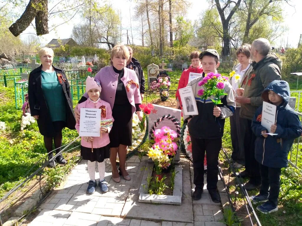 9 мая .У братской могилы.