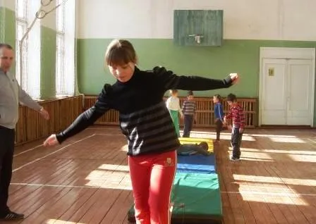 На уроке физкультуры.