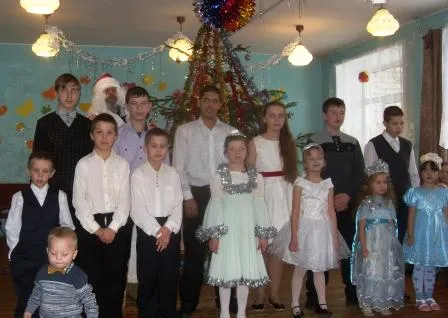 На новогоднем утреннике.