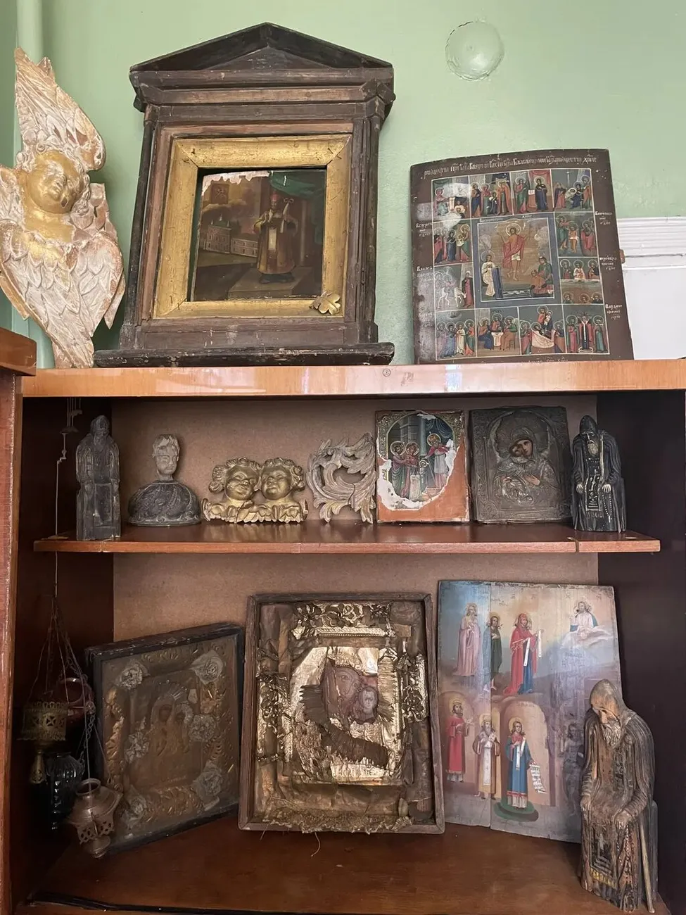 Экспонаты из Богоявленской церкви