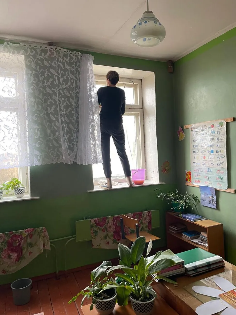 помощь техслужащим в генеральной уборке школы