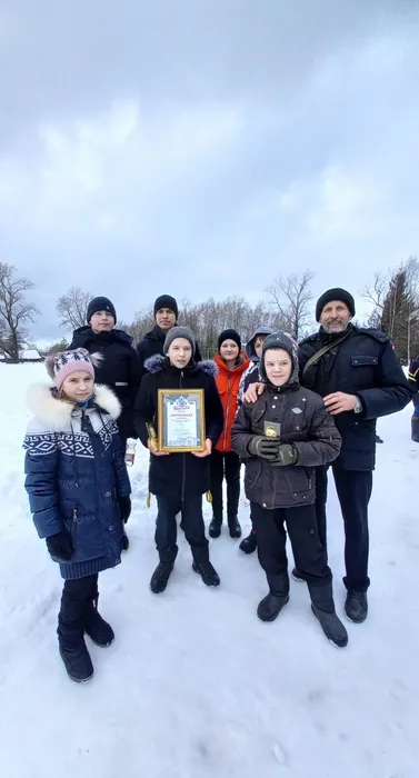 Участники спортивной игры "Зарница" школьники МОУ "Литвиновская ООШ"
