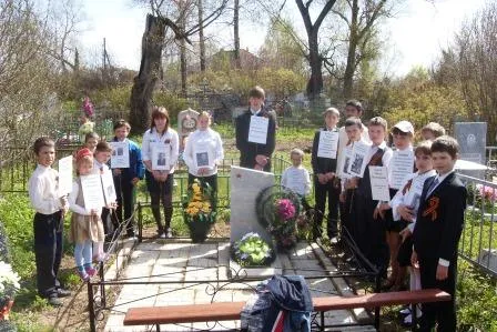 Минута молчания у братской могилы.