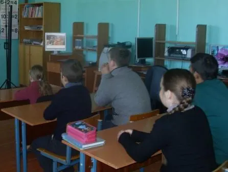Кл. час посвященнй международному дню Детского телефона доверия.